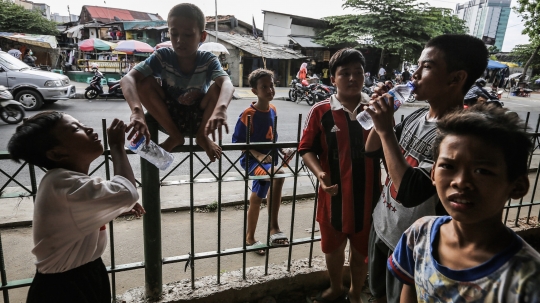 Bermain Sepak Bola di Kolong Jembatan Layang