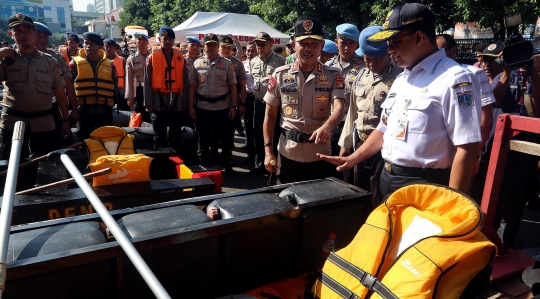 Anies dan Kapolda Metro Jaya Tinjau Peralatan Tanggap Banjir