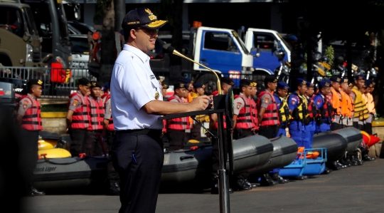 Anies dan Kapolda Metro Jaya Tinjau Peralatan Tanggap Banjir