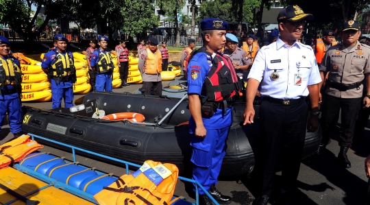 Anies dan Kapolda Metro Jaya Tinjau Peralatan Tanggap Banjir
