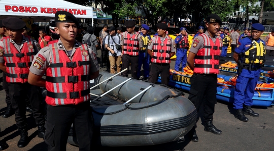 Anies dan Kapolda Metro Jaya Tinjau Peralatan Tanggap Banjir