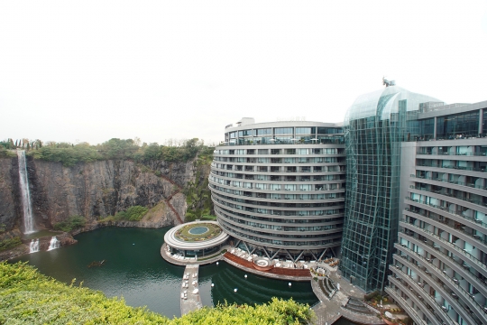 Megahnya Hotel yang Dibangun di Bekas Galian Tambang China