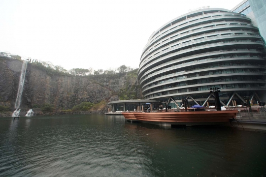 Megahnya Hotel yang Dibangun di Bekas Galian Tambang China