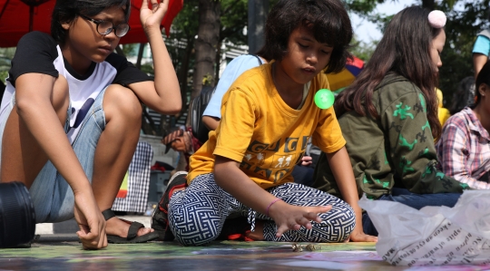 Kurangi Anak Bermain Gawai, Mahasiswa Gelar Permainan Ular Tangga Saat CFD