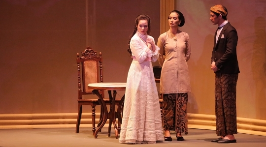 Aksi Chelsea Islan, Reza Rahadian dan Marsha Timothy di Teater Bunga Penutup Abad