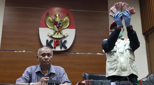 KPK Tunjukkan Barang Bukti Terkait OTT Bupati Pakpak Bharat