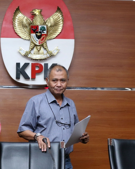 KPK Tunjukkan Barang Bukti Terkait OTT Bupati Pakpak Bharat