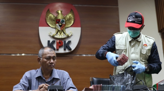 KPK Tunjukkan Barang Bukti Terkait OTT Bupati Pakpak Bharat