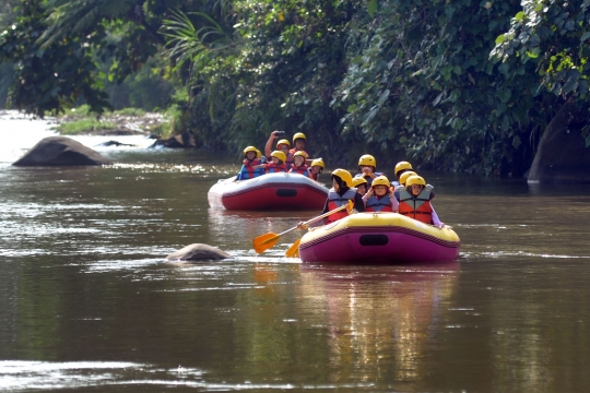 Keceriaan Anak-Anak Bermain Rafting di Katulampa