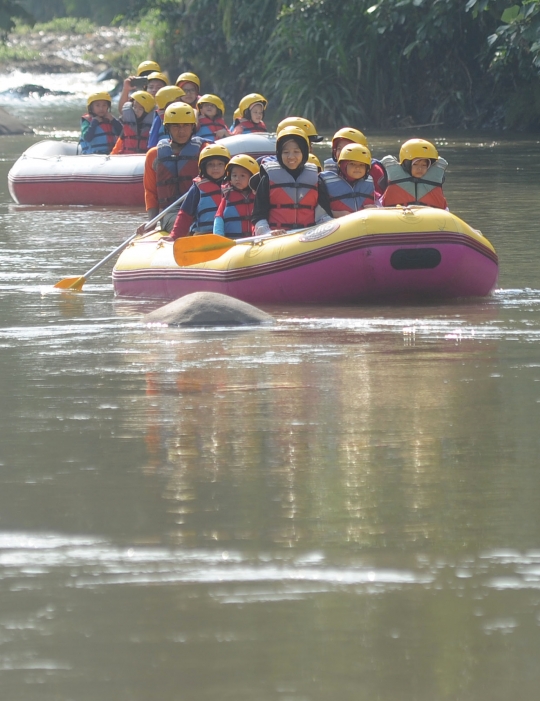 Keceriaan Anak-Anak Bermain Rafting di Katulampa