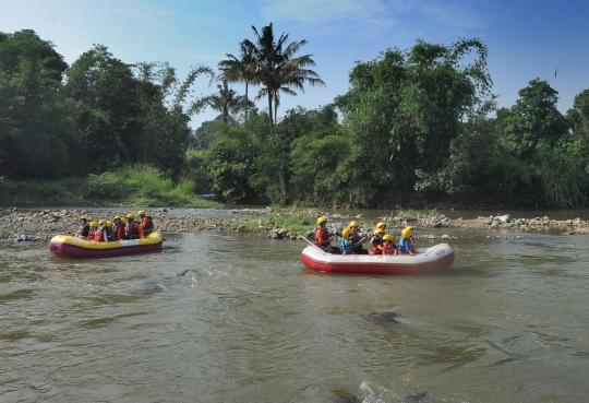 Keceriaan Anak-Anak Bermain Rafting di Katulampa