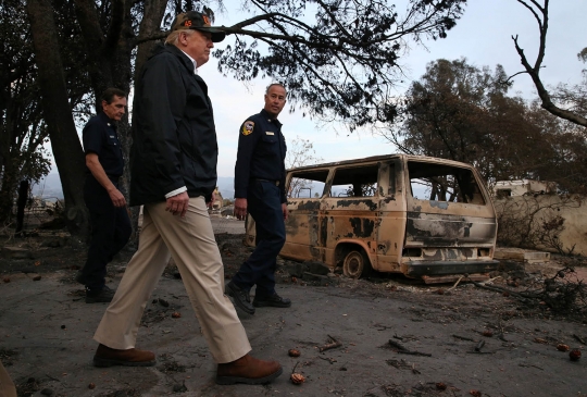 Donald Trump Kunjungi Lokasi Kebakaran di California yang Tewaskan Puluhan Orang