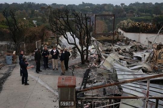 Donald Trump Kunjungi Lokasi Kebakaran di California yang Tewaskan Puluhan Orang