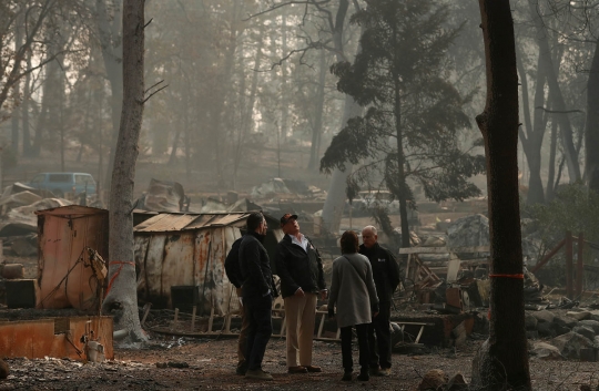 Donald Trump Kunjungi Lokasi Kebakaran di California yang Tewaskan Puluhan Orang