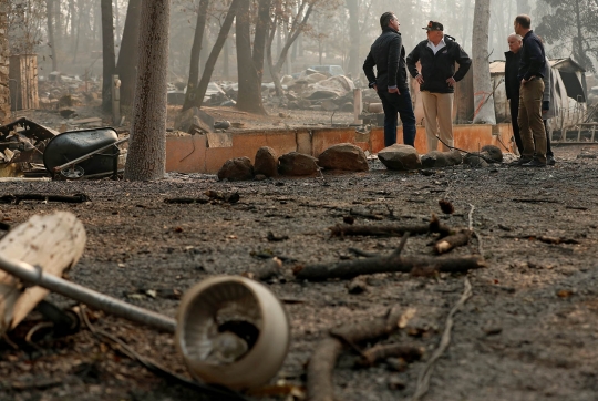 Donald Trump Kunjungi Lokasi Kebakaran di California yang Tewaskan Puluhan Orang