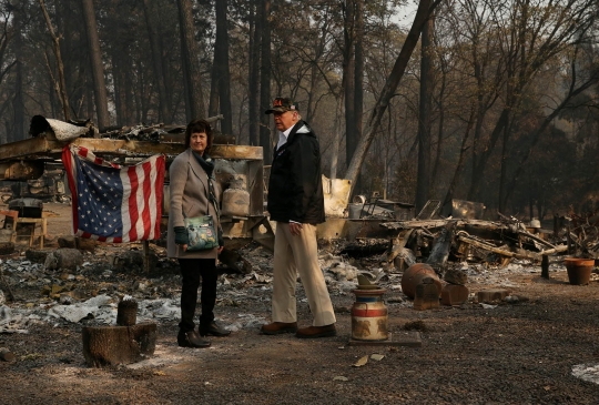 Donald Trump Kunjungi Lokasi Kebakaran di California yang Tewaskan Puluhan Orang