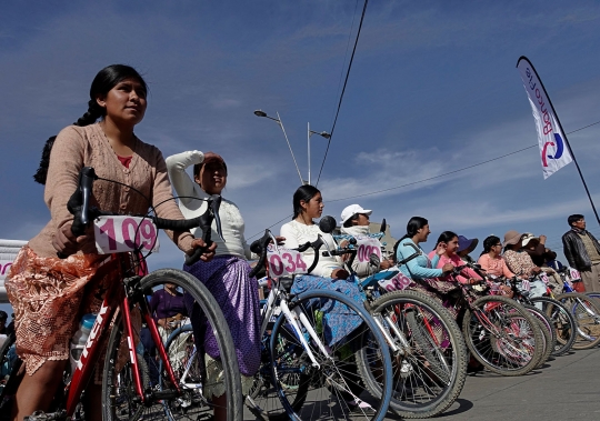 Aksi Ratusan Wanita Bolivia Ikuti Lomba Balap Sepeda Pakai Rok Hias