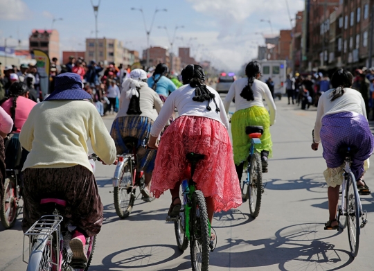 Aksi Ratusan Wanita Bolivia Ikuti Lomba Balap Sepeda Pakai Rok Hias