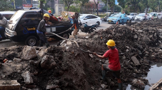 Antisipasi Banjir, Saluran Air di Jalan Hayam Wuruk Diperbaiki