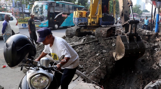 Antisipasi Banjir, Saluran Air di Jalan Hayam Wuruk Diperbaiki