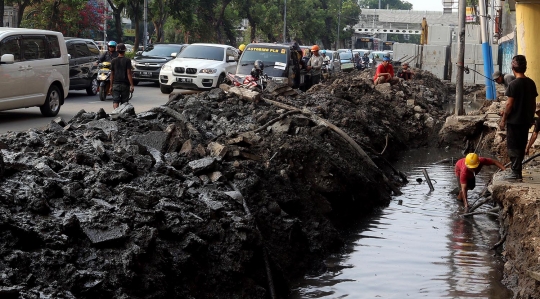 Antisipasi Banjir, Saluran Air di Jalan Hayam Wuruk Diperbaiki