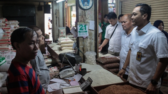 Tim Satgas Pangan PMJ dan Bulog Tinjau Harga Beras di Pasar Tomang Barat