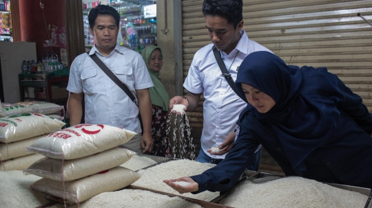 Tim Satgas Pangan PMJ dan Bulog Tinjau Harga Beras di Pasar Tomang Barat