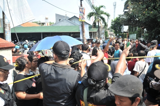 Antusias Warga Saksikan Rekonstruksi Pembunuhan Satu Keluarga di Bekasi