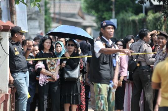 Antusias Warga Saksikan Rekonstruksi Pembunuhan Satu Keluarga di Bekasi