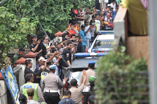 Antusias Warga Saksikan Rekonstruksi Pembunuhan Satu Keluarga di Bekasi