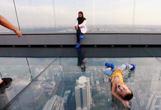 Sensasi Merinding Berdiri di Lantai Kaca Skywalk Pertama Thailand