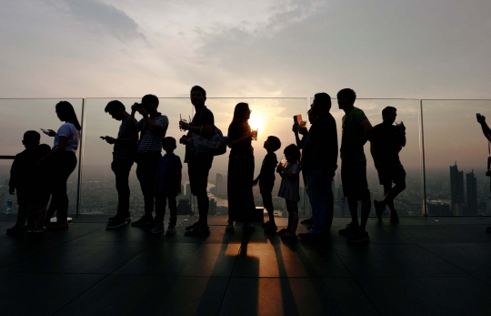 Sensasi Merinding Berdiri di Lantai Kaca Skywalk Pertama Thailand