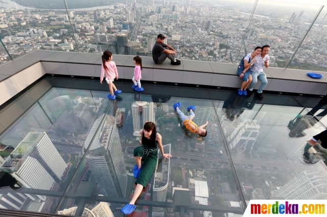 Foto : Sensasi Merinding Berdiri di Lantai Kaca Skywalk 
