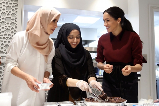 Keakraban Meghan Markle dan Ibu-Ibu Muslim Saat Masak Bareng