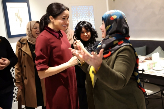 Keakraban Meghan Markle dan Ibu-Ibu Muslim Saat Masak Bareng