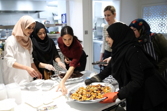 Keakraban Meghan Markle dan Ibu-Ibu Muslim Saat Masak Bareng