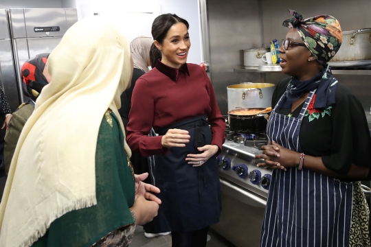 Keakraban Meghan Markle dan Ibu-Ibu Muslim Saat Masak Bareng