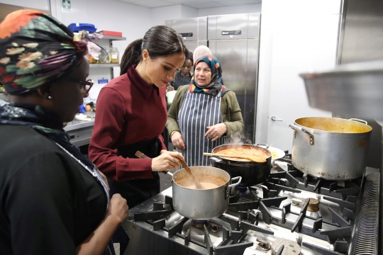 Keakraban Meghan Markle dan Ibu-Ibu Muslim Saat Masak Bareng