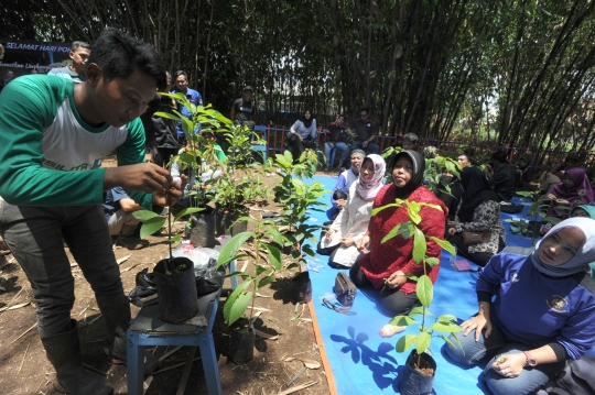 Hari Pohon Sedunia, Karang Taruna Tani Ajarkan Teknik Merawat Tanaman