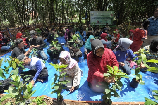 Hari Pohon Sedunia, Karang Taruna Tani Ajarkan Teknik Merawat Tanaman