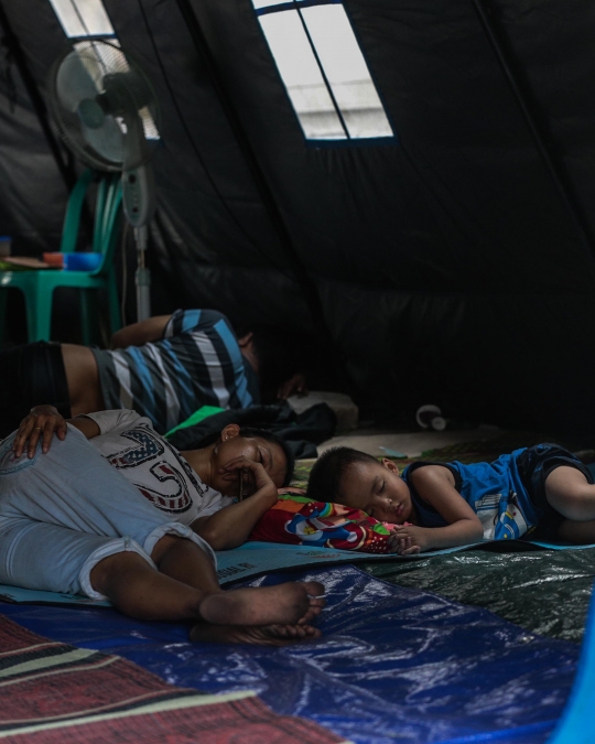 Korban Rumah Ambles di Pademangan Tinggal di Tenda Pengungsian