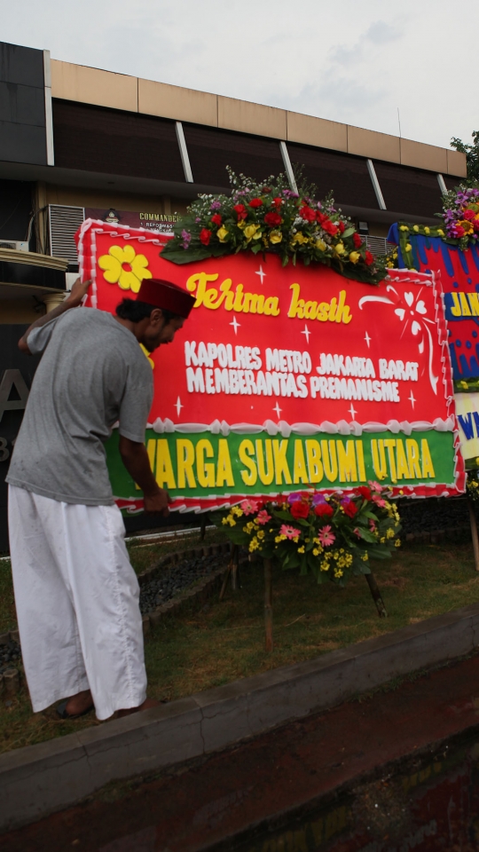 Karangan Bunga Dukungan Pemberantasan Premanisme Banjiri Polres Jakbar