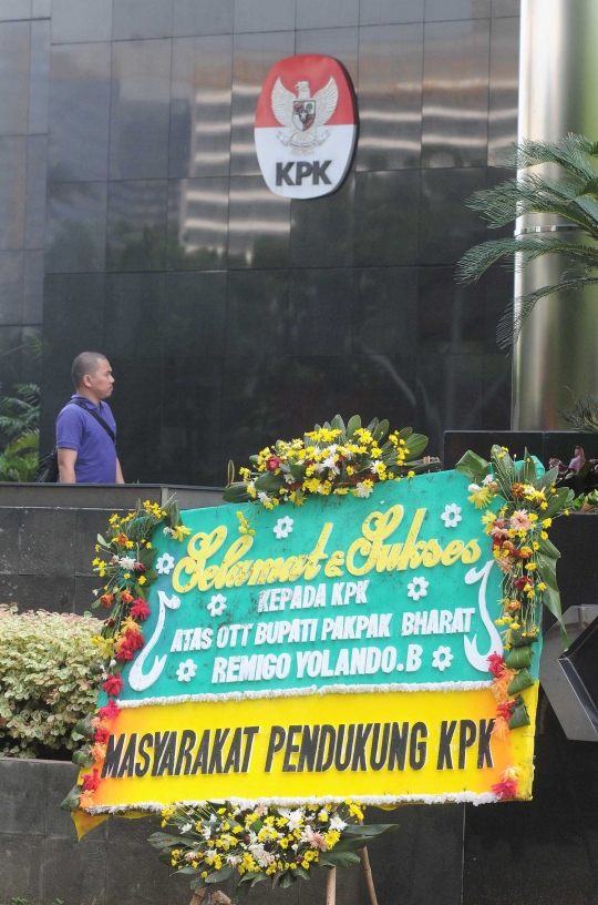KPK Dihiasi Karangan Bunga Ucapan Selamat usai OTT Bupati Pakpak Bharat