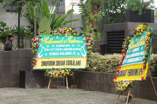 KPK Dihiasi Karangan Bunga Ucapan Selamat usai OTT Bupati Pakpak Bharat