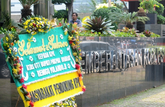 KPK Dihiasi Karangan Bunga Ucapan Selamat usai OTT Bupati Pakpak Bharat