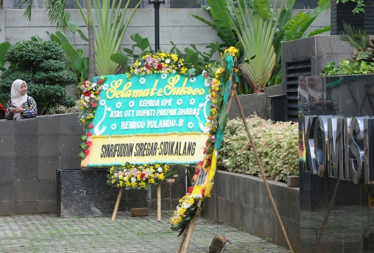 KPK Dihiasi Karangan Bunga Ucapan Selamat usai OTT Bupati Pakpak Bharat