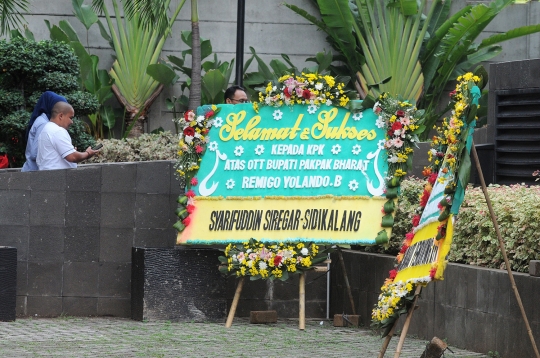 KPK Dihiasi Karangan Bunga Ucapan Selamat usai OTT Bupati Pakpak Bharat
