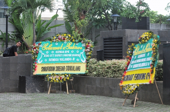 KPK Dihiasi Karangan Bunga Ucapan Selamat usai OTT Bupati Pakpak Bharat
