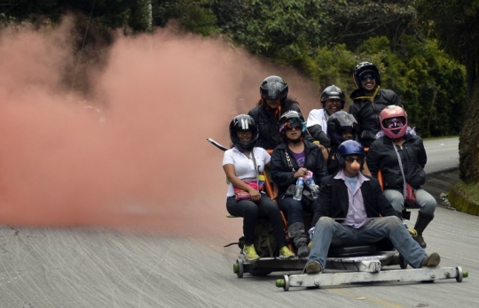 Serunya Festival Gerobak Luncur di Kolombia