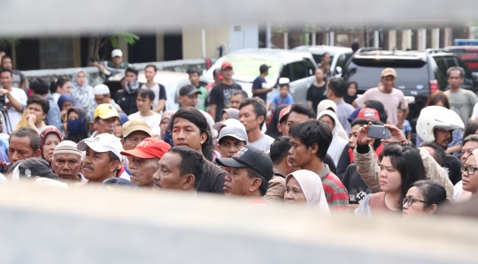 Warga Kerumuni Lokasi Pembunuhan di Mampang